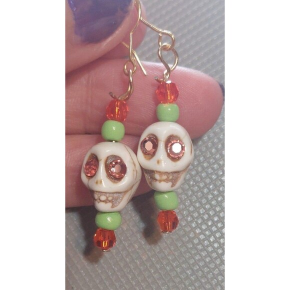 Halloween howlite skull earrings with uranium rhinestones and uv reactive beads - Picture 4 of 12
